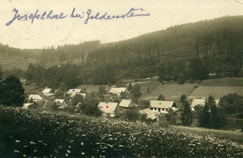 Bild Nr. 6 – Aufnahme der Ortschaft aus den 30ger Jahren des 20. Jahrhundert. Es zeigt den Teil des Ortes rund um das Gasthaus (Nr. 2) mit rotem Punkt, sowie der Volksschule (Nr. 20, Gebäude mit grünem Punkt) und das Haus Nr. 11 mit blauem Punkt, wo Gustav Schwarzer wohnte.
