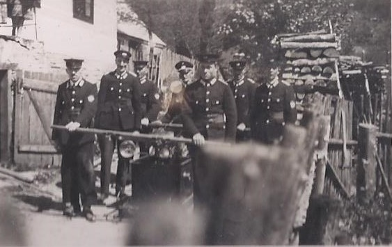 Bild Nr. 4 – Die Feuerwehr in Neu Josefsthal – die Männer von links: Richard Reinelt aus Neu-Goldenstein Nr. 8, Anton Schartel aus Neu Josefsthal Nr. 6, der 5. in der Reihe ist Franz Schwarzer aus Nr. 11 und ganz rechts Adolf Kleiner aus Neu Goldenstein.