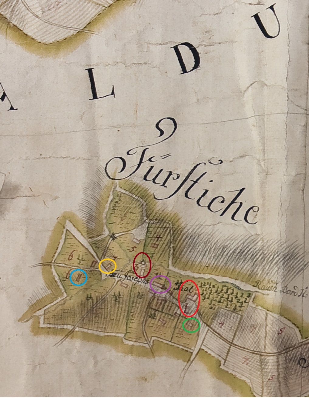 Bild Nr. 1) Die Karte mit der nordsüdlichen Orientierung von ing. Thomas Widlak aus dem Jahre 1788: im blauen Oval das Haus des Pochmeisters, im gelben das Pochwerk, im braunen das Sägewerk, im violetten Oval das Haus des Schraubgläsererzeugers, im roten die Glashütte mit dem gegenüber stehenden steinernen Kreuz und im grünen die Herrschaftskammer für Glas.