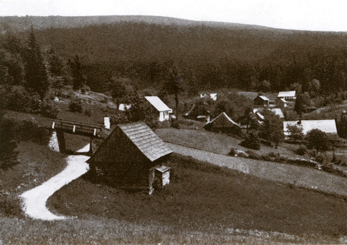 Bild Nr. 10) Die Ortschaft Neu Josefsthal in den 20. Jahren des 20. Jahrhunderts – ein Blick auf den oberen Teil des Bremsbergs mit der Brücke über den Weg nach Goldenstein