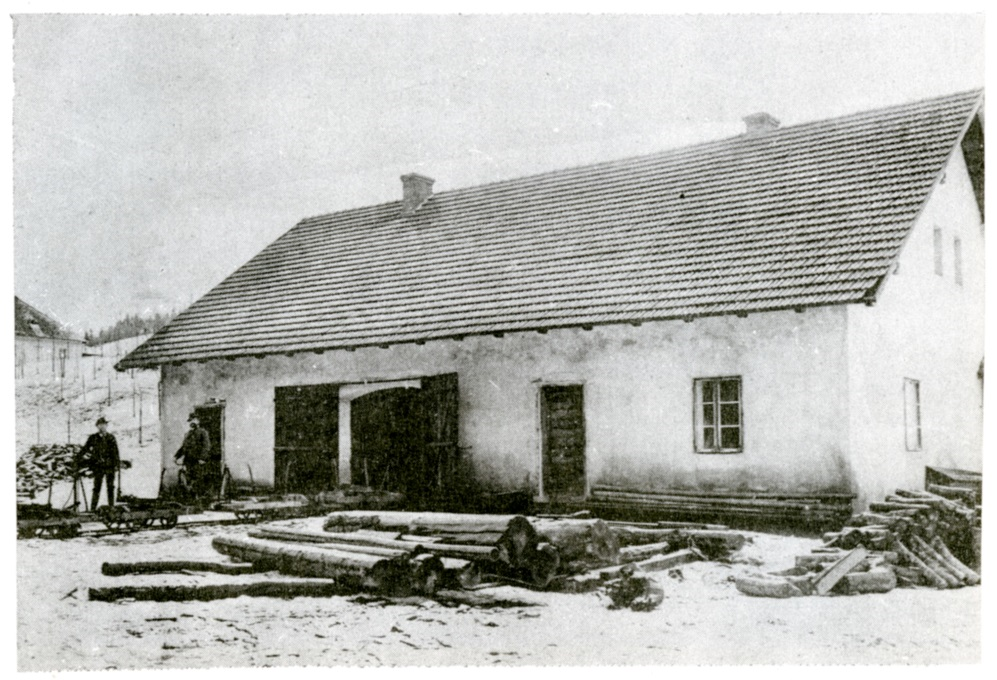 Bild Nr. 3) Das Gebäude der Remise für die Waldeisenbahnwagen, im Hintergrund das ehemalige Gebäude des Waldreviers Franzenthal